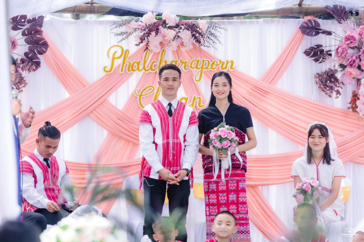 ขอแสดงความยินดีกับเจ้าบ่าวเจ้าสาวด้วยนะครับ-รุ้ง-ชวน | ช่างภาพกะเหรี่ยง ปากาญอสตูดิโอ ภาพที่ 4